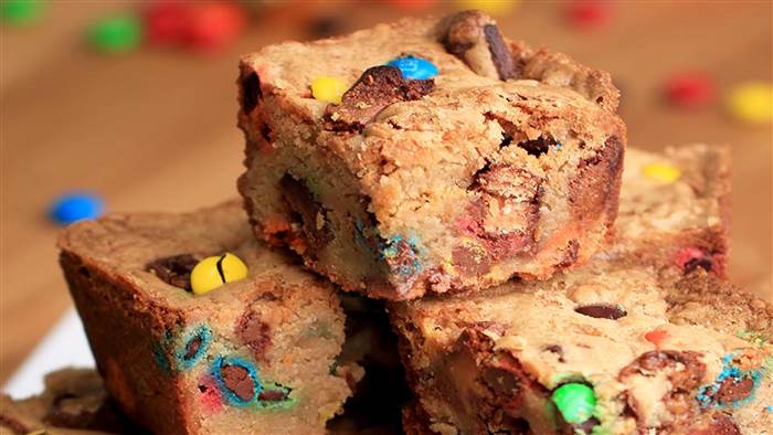 leftoverhalloweencookiebars-buzzfeed_7dad6440e221158e7339833fcd66b1c3.today-inline-large.jpg